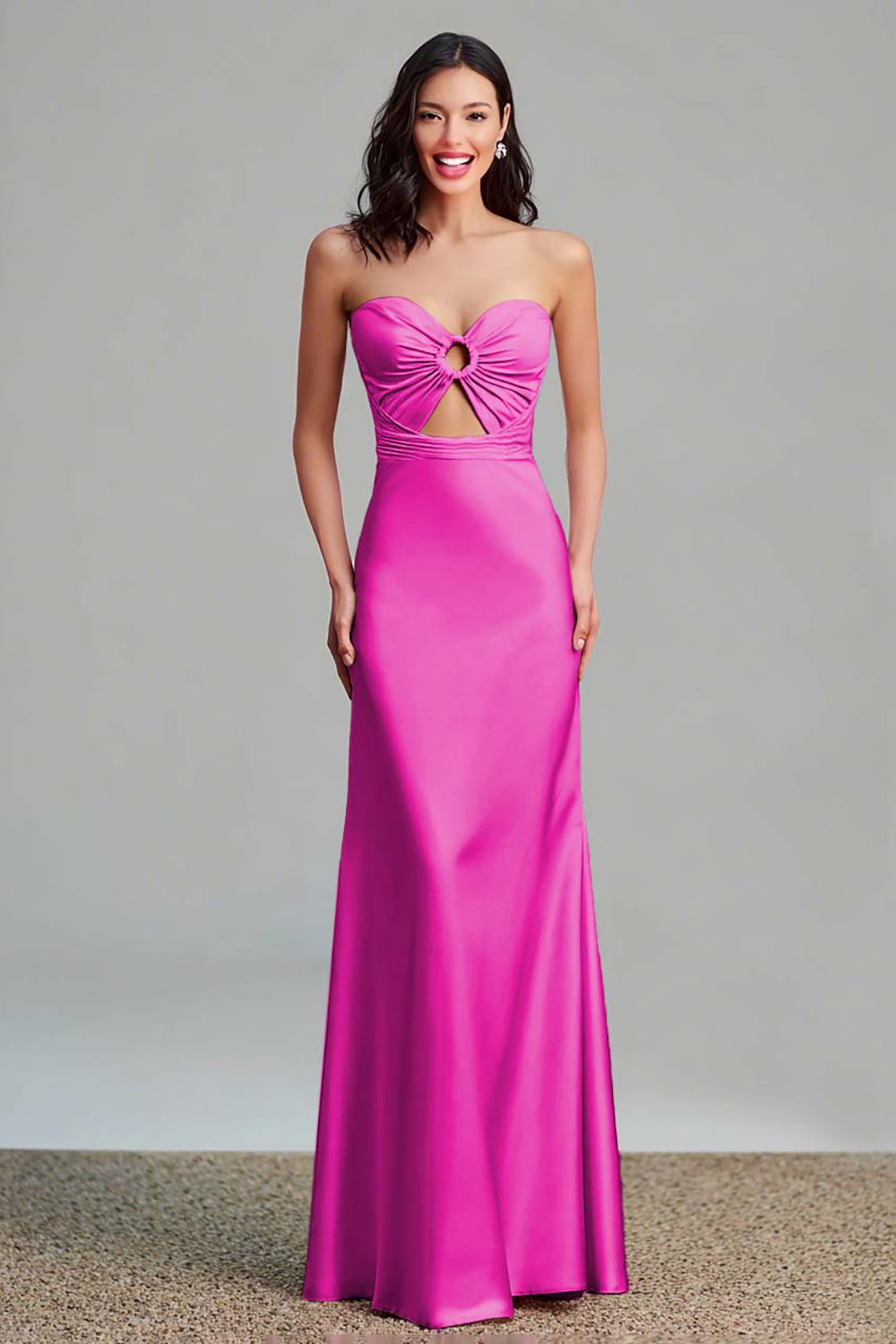 Robe longue formelle sans bretelles en satin rose découpé