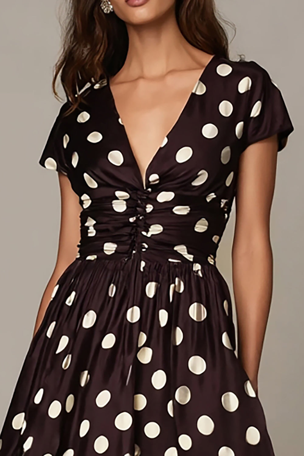 Robe formelle à col en V avec manches à pois blancs foncé