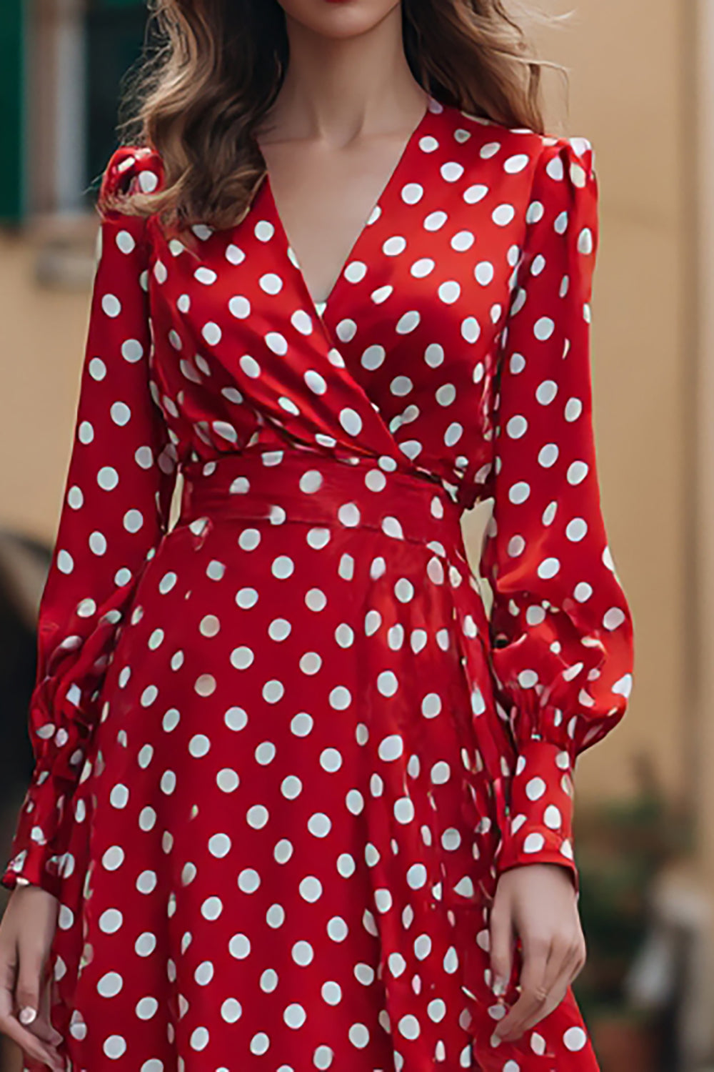 Robe en mousseline de soie rouge et blanche à manches longues trapèze à pois