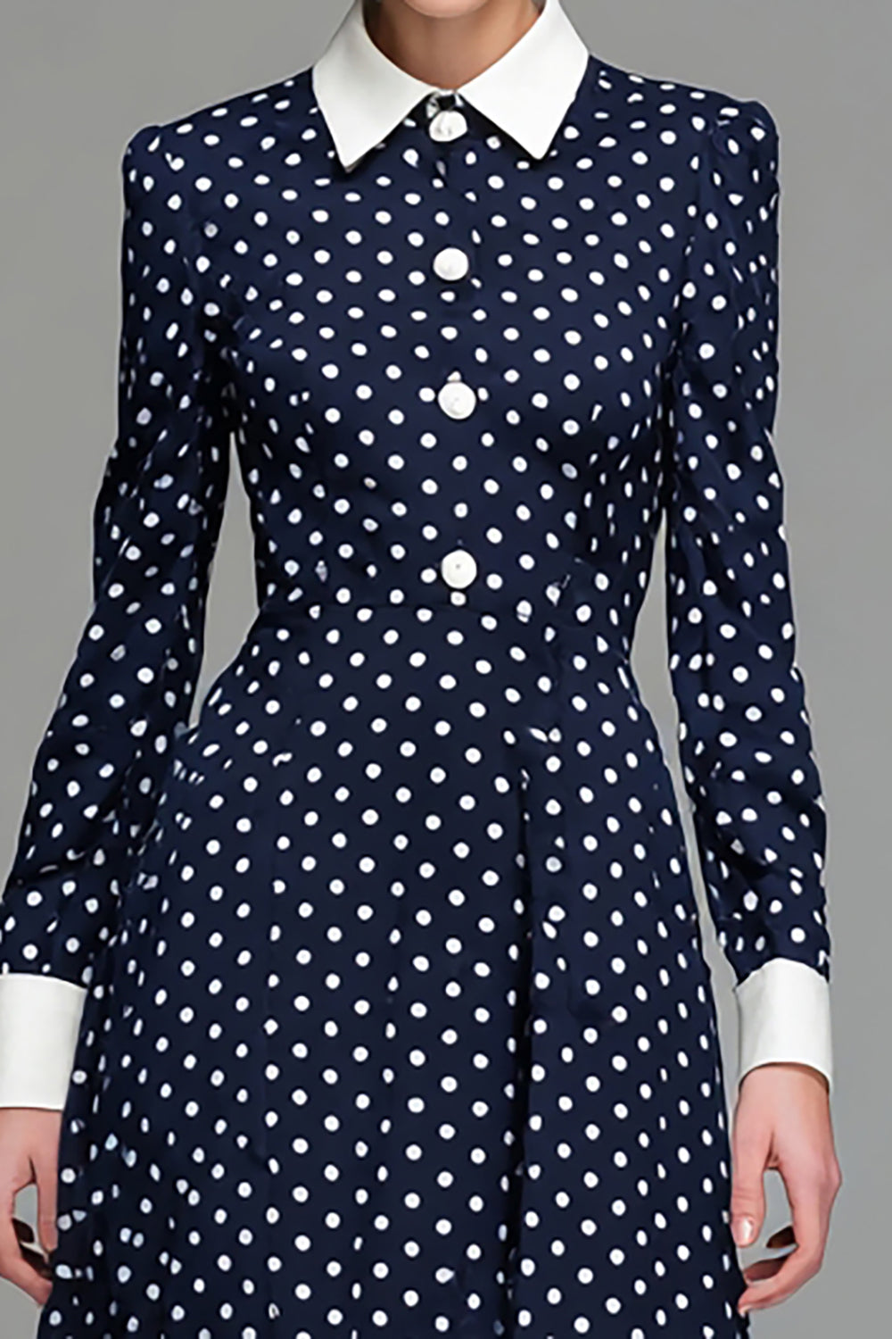 Robe trapèze en satin bleu marine à manches longues à pois