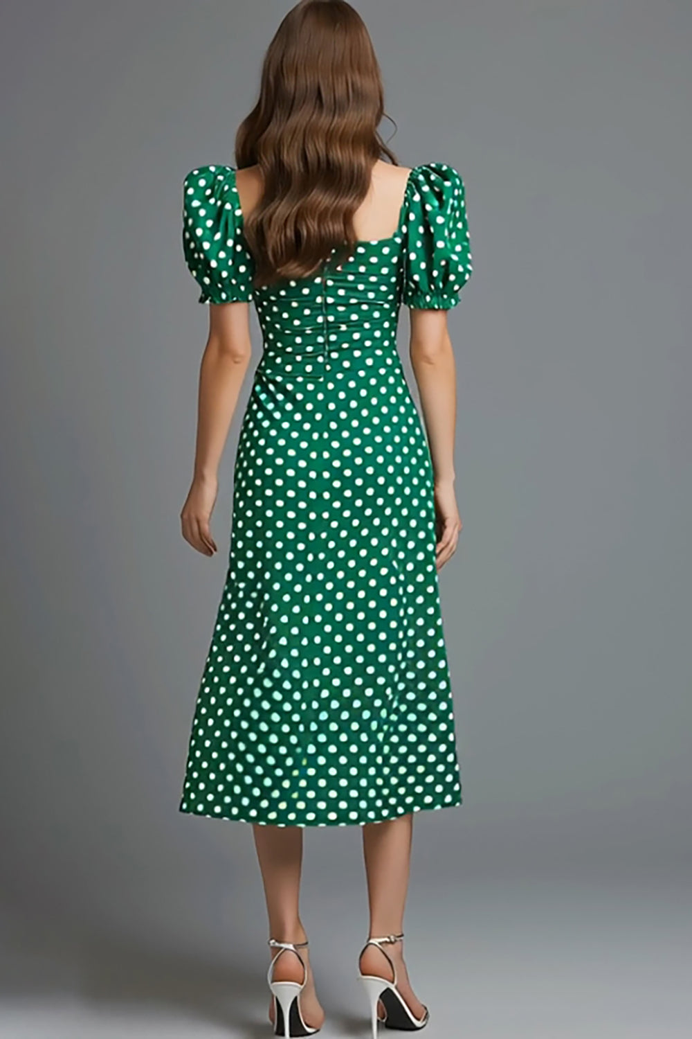 Robe fourreau col carré en satin vert longueur thé à pois