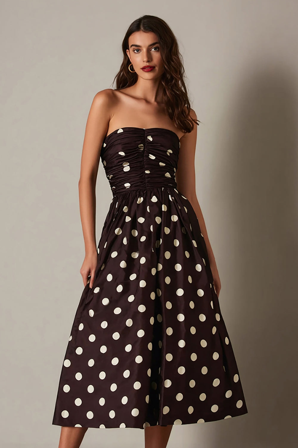 Robe bustier trapèze en satin marron foncé à pois