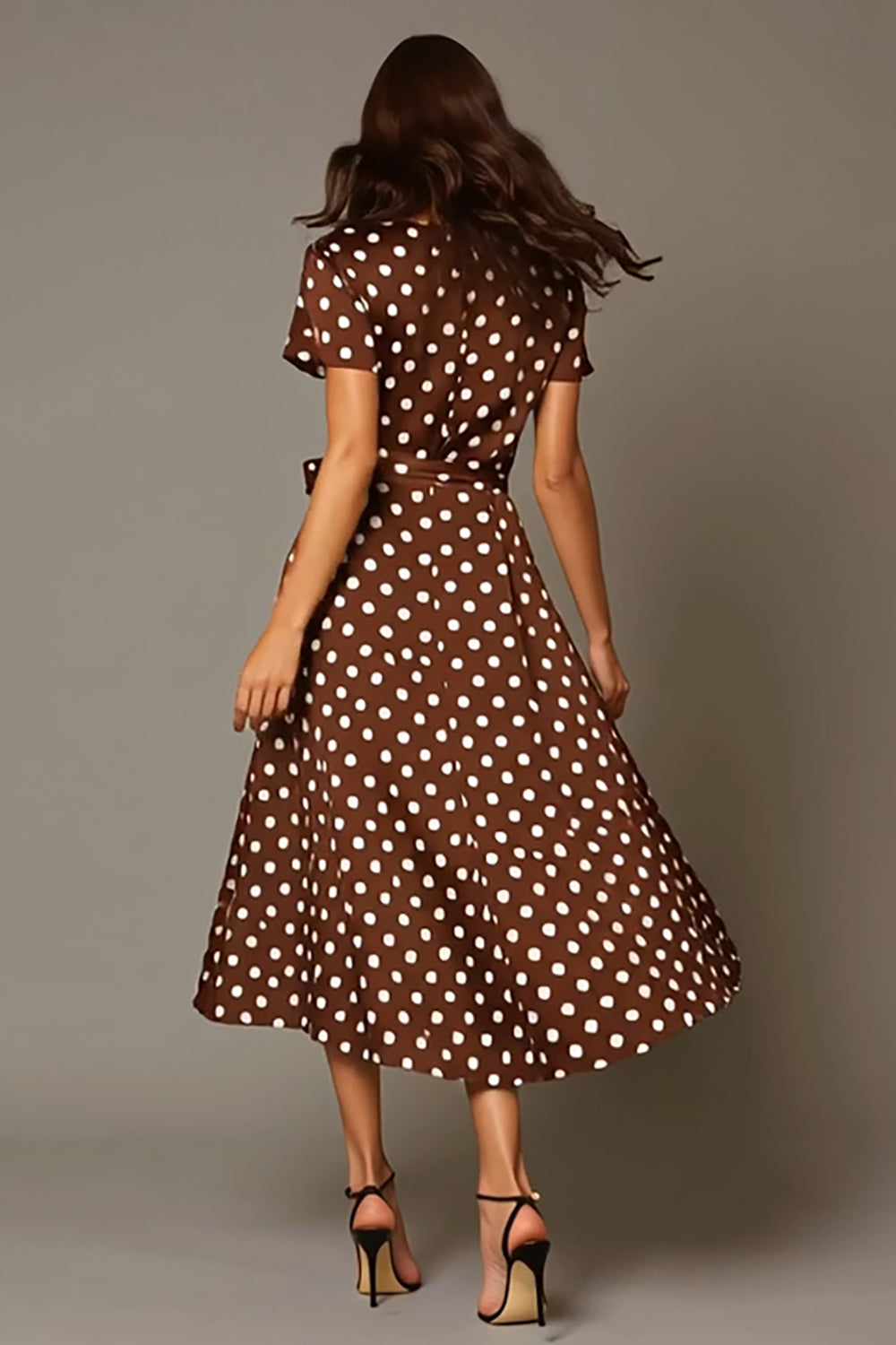Robe trapèze en satin marron à pois
