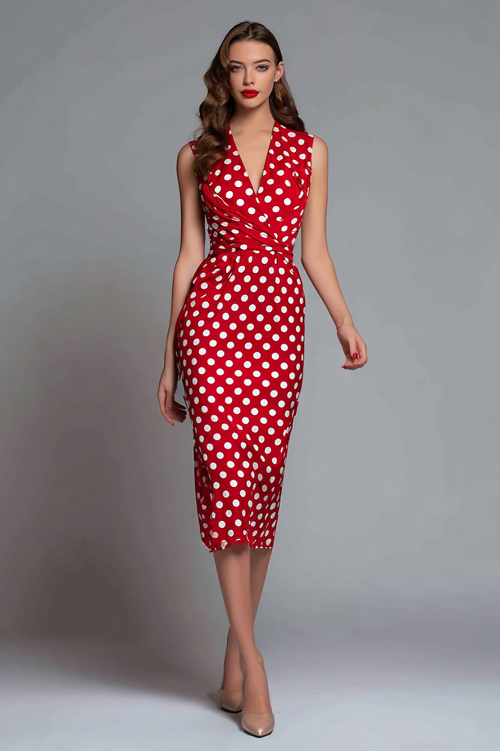 Robe moulante à pois en satin rouge à col en V
