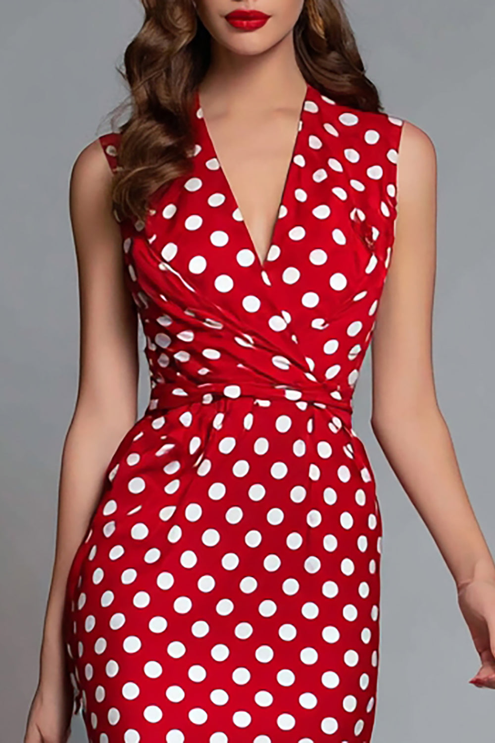 Robe moulante à pois en satin rouge à col en V