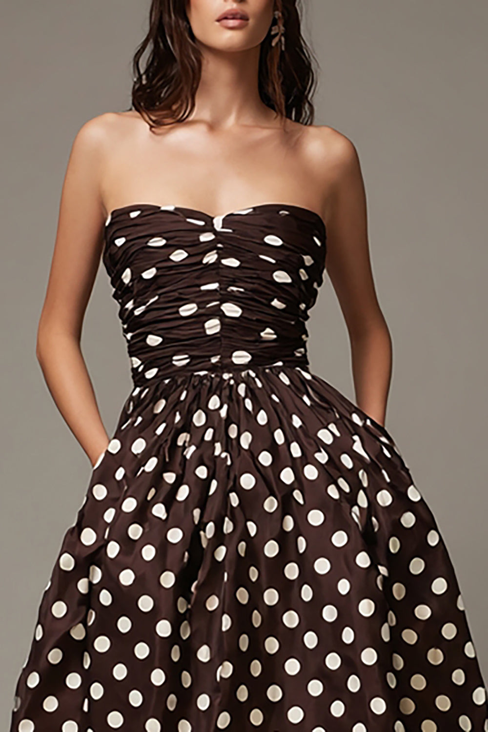 Robe mi-longue trapèze à pois en satin satin marron foncé