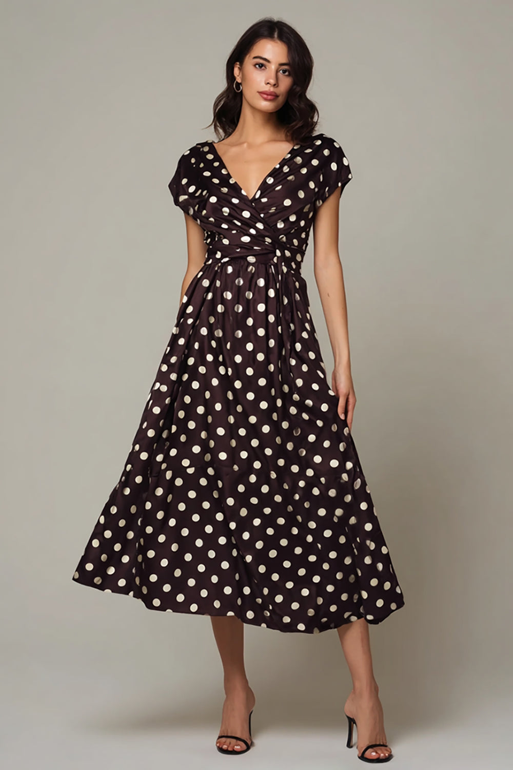 Robe à pois en satin à col en V marron foncé