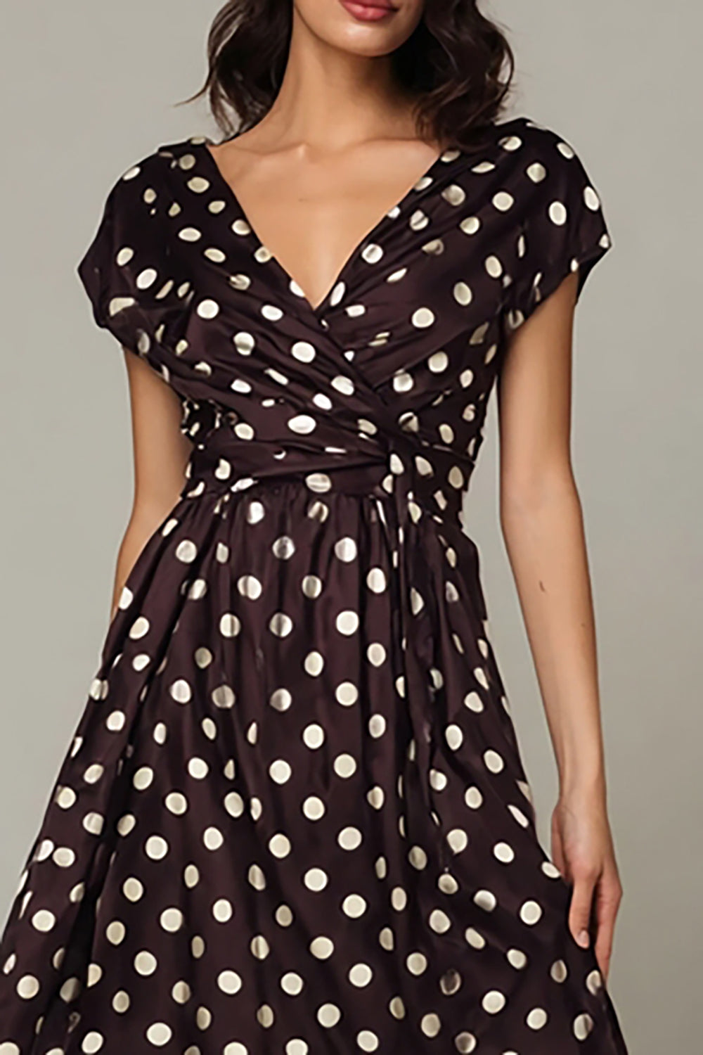 Robe à pois en satin à col en V marron foncé