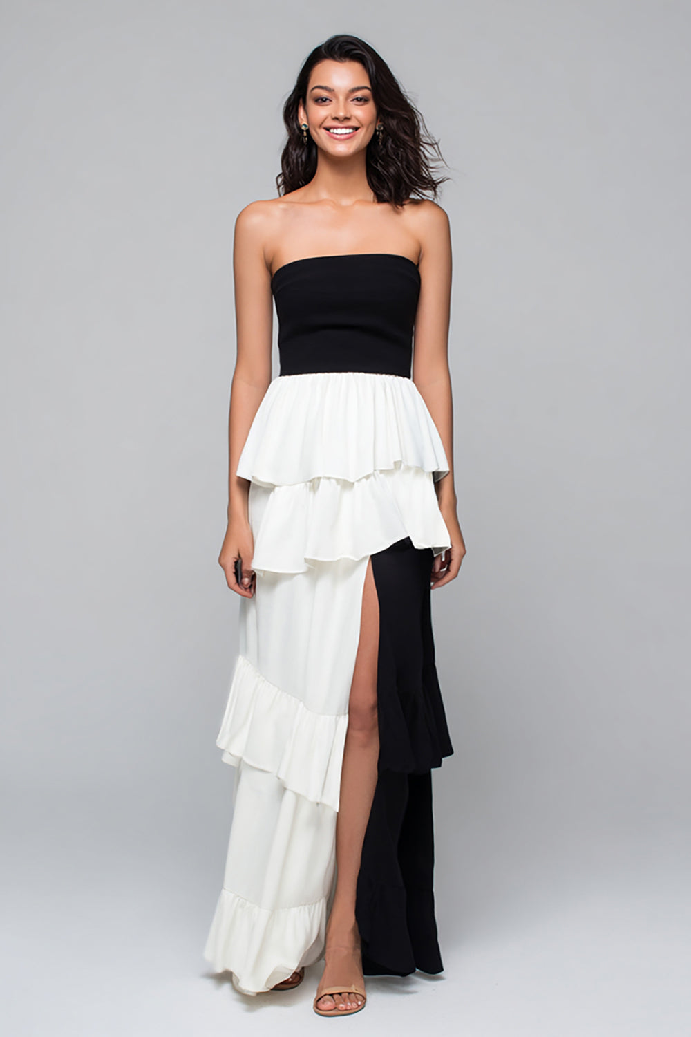 Robe formelle noire et blanche sans bretelles à plusieurs niveaux avec fente