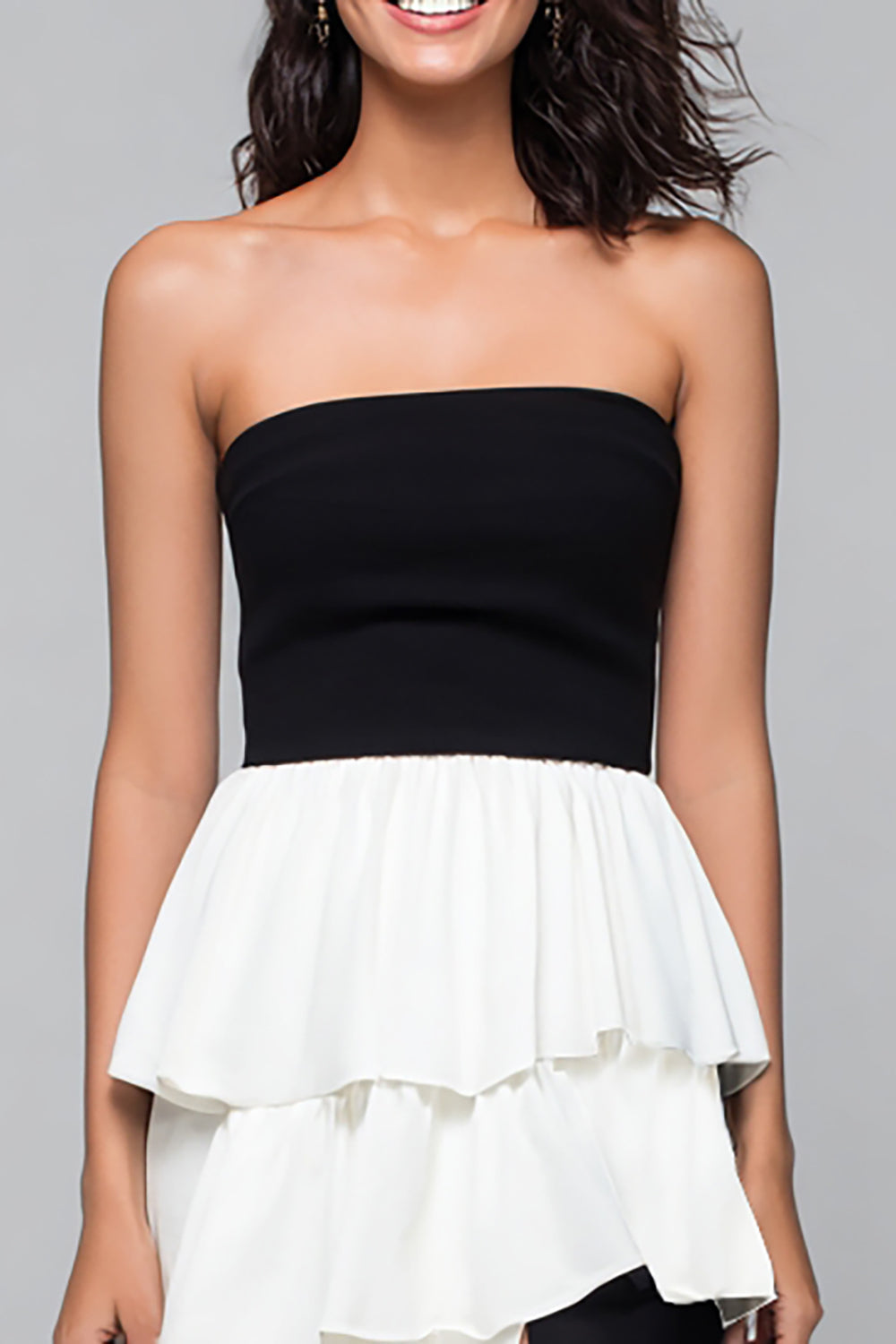 Robe formelle noire et blanche sans bretelles à plusieurs niveaux avec fente