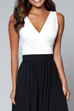Une ligne noire et blanche robe formelle à col en V avec fente