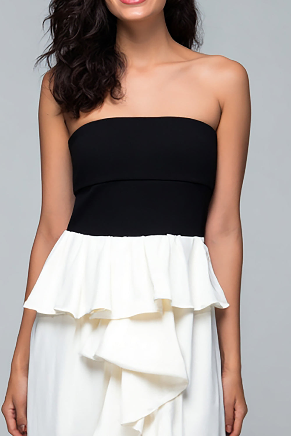 Robe longue formelle sans bretelles à volants noir et blanc avec fente