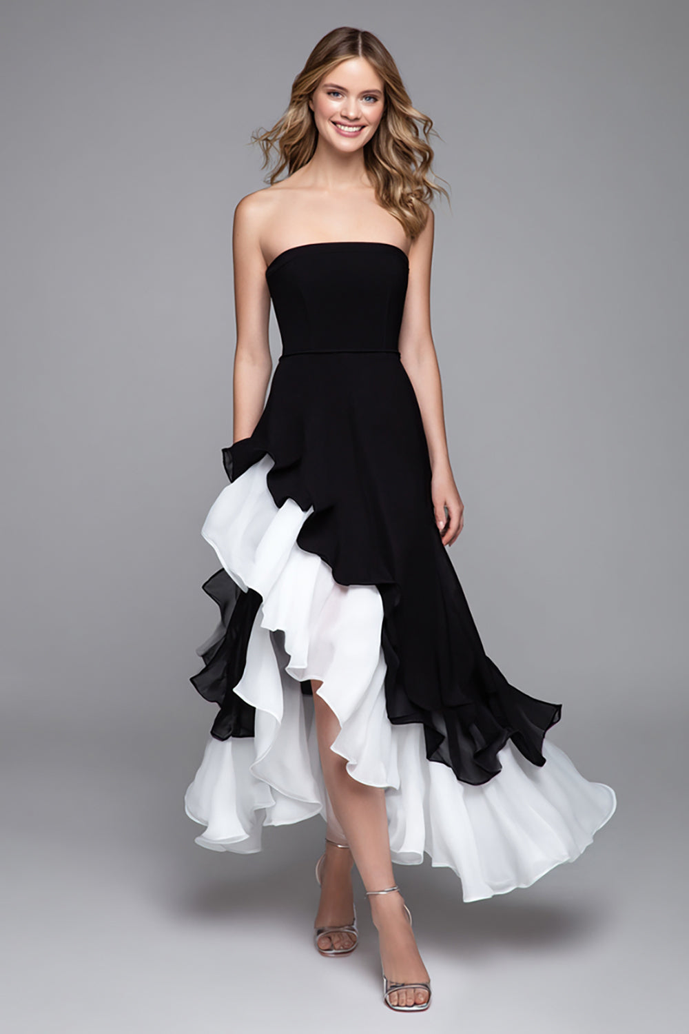 Noir et blanc Une ligne à volants Robe longue formelle sans bretelles avec fente