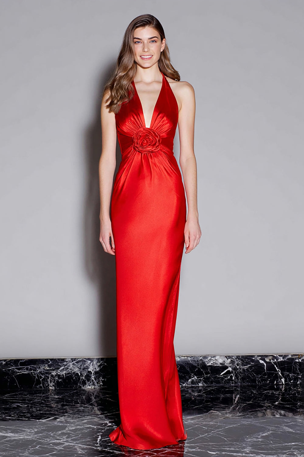 Robe longue formelle en satin rouge à col en V avec fleur 3D