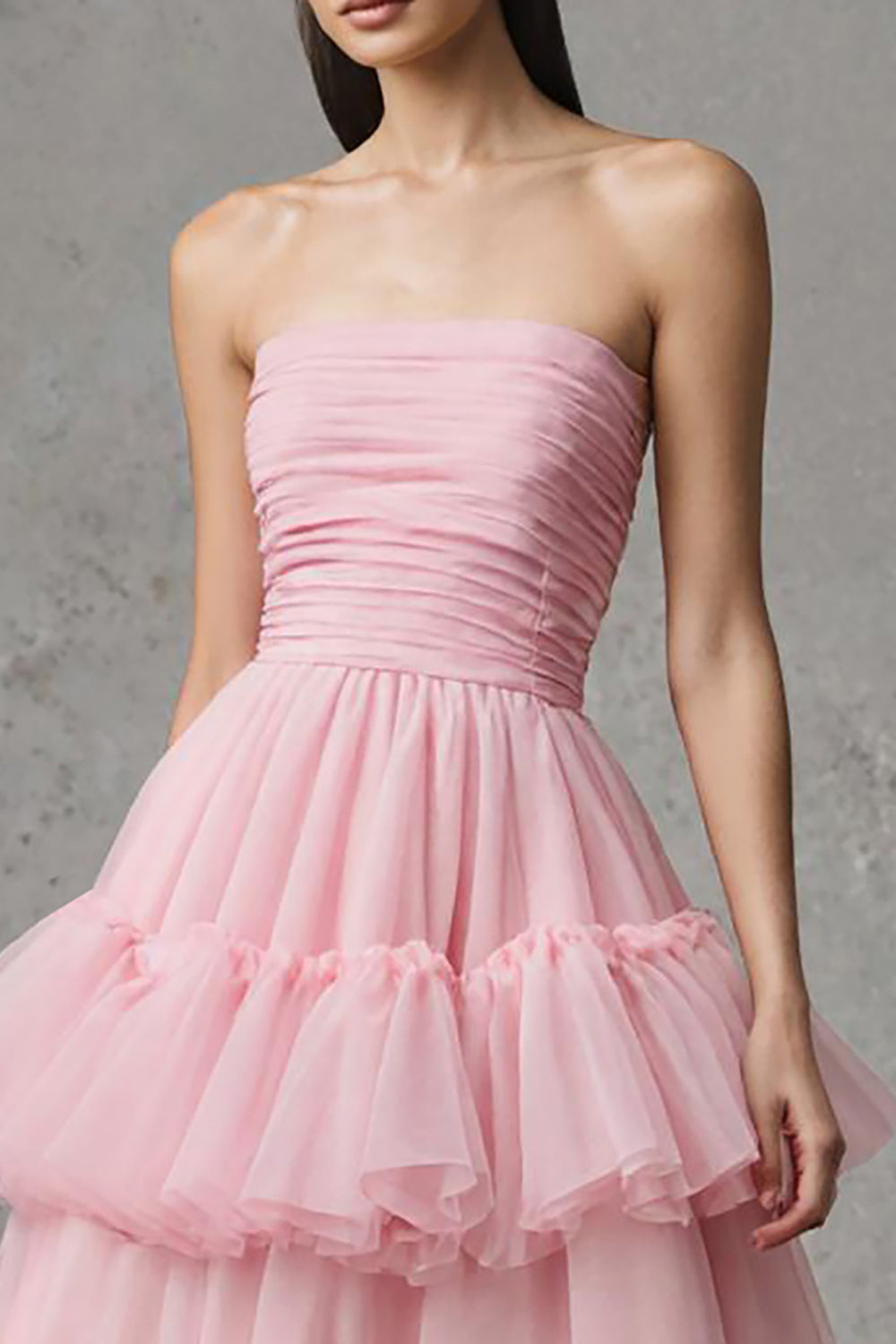 Tulle rose Une ligne sans bretelles à volants