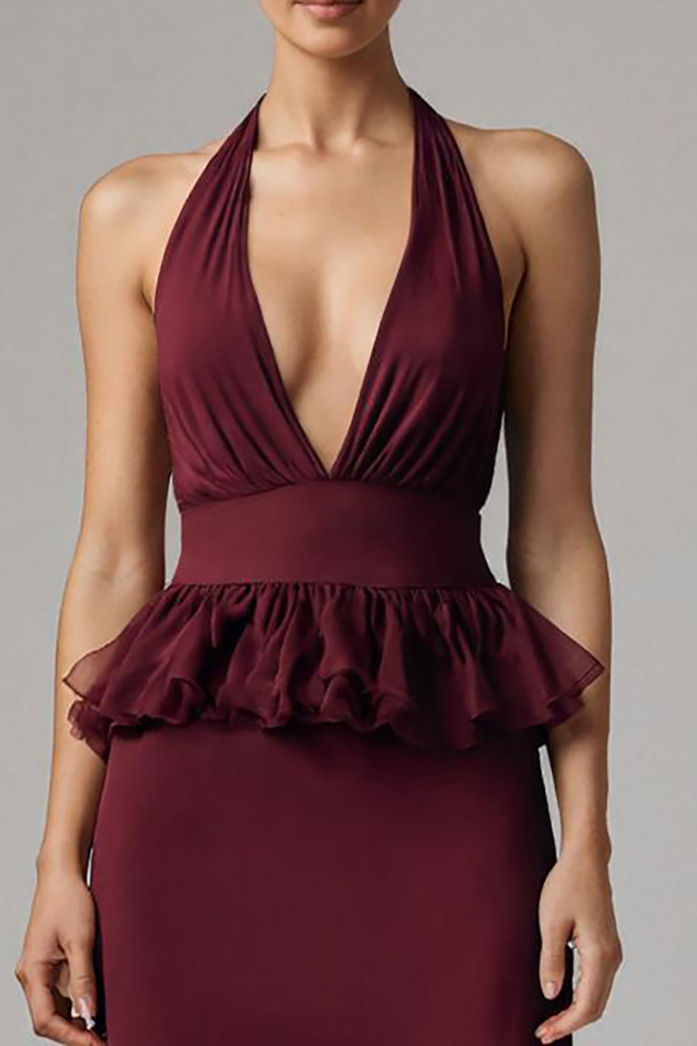 Robe longue formelle à col en V profond en mousseline de soie bordeaux avec volants