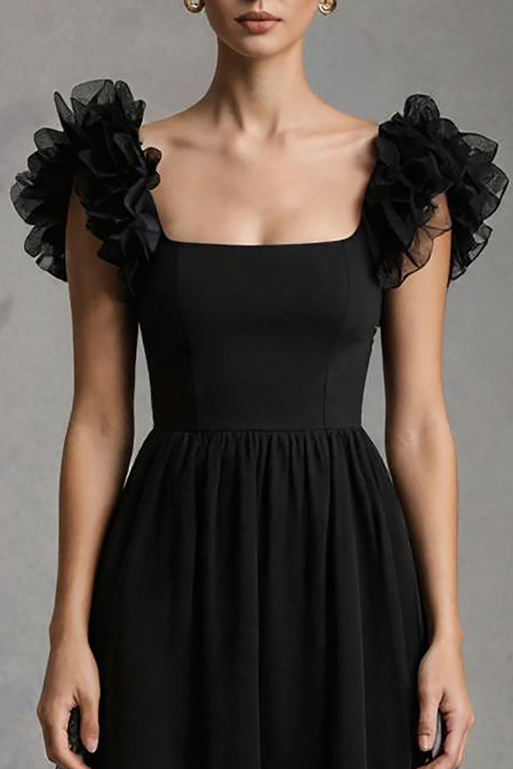 Robe maxi formelle noire à col carré avec volants