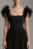 Robe maxi formelle noire à col carré avec volants