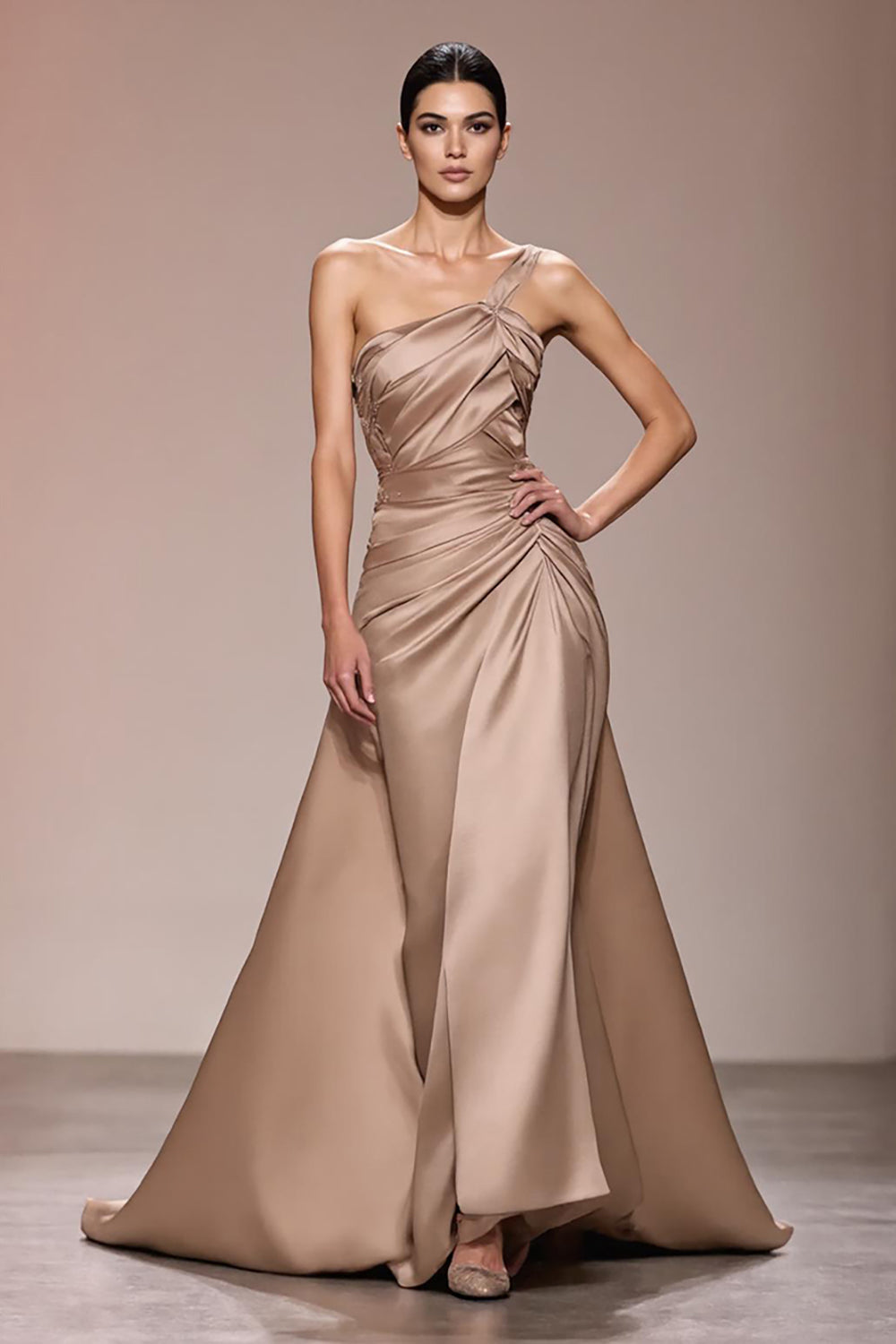 Robe longue de soirée froncée en satin champagne