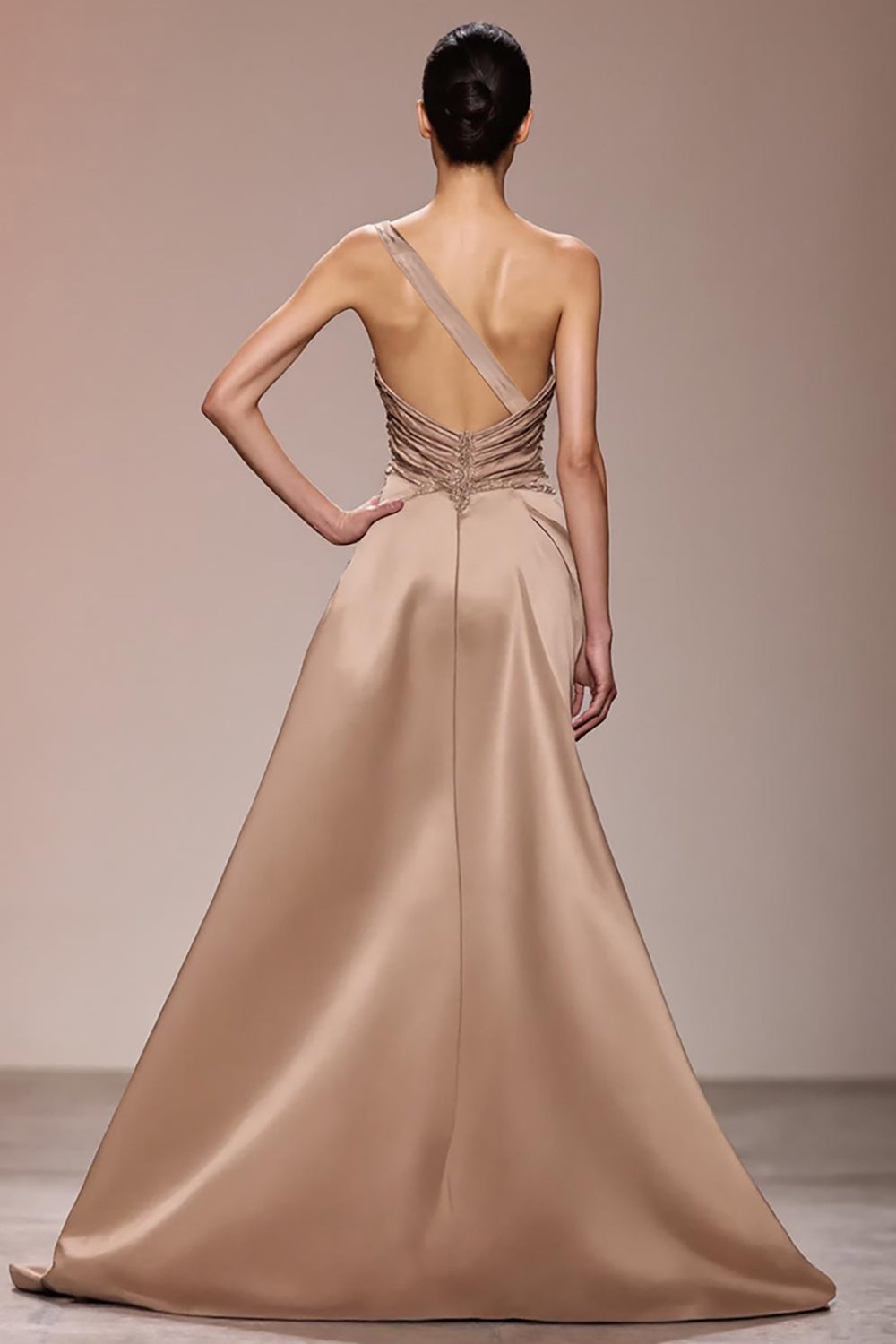 Robe longue de soirée froncée en satin champagne