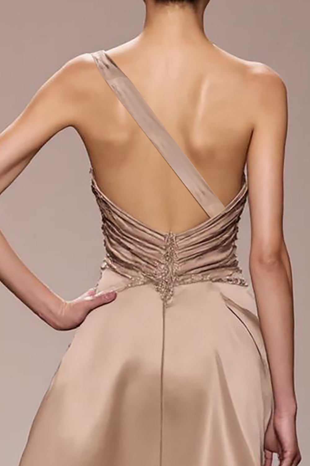 Robe longue de soirée froncée en satin champagne