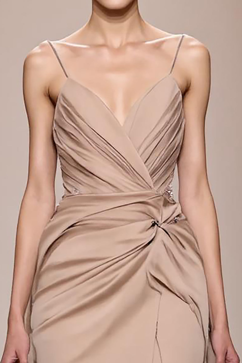 Robe de soirée longue à bretelles spaghetti en satin champagne