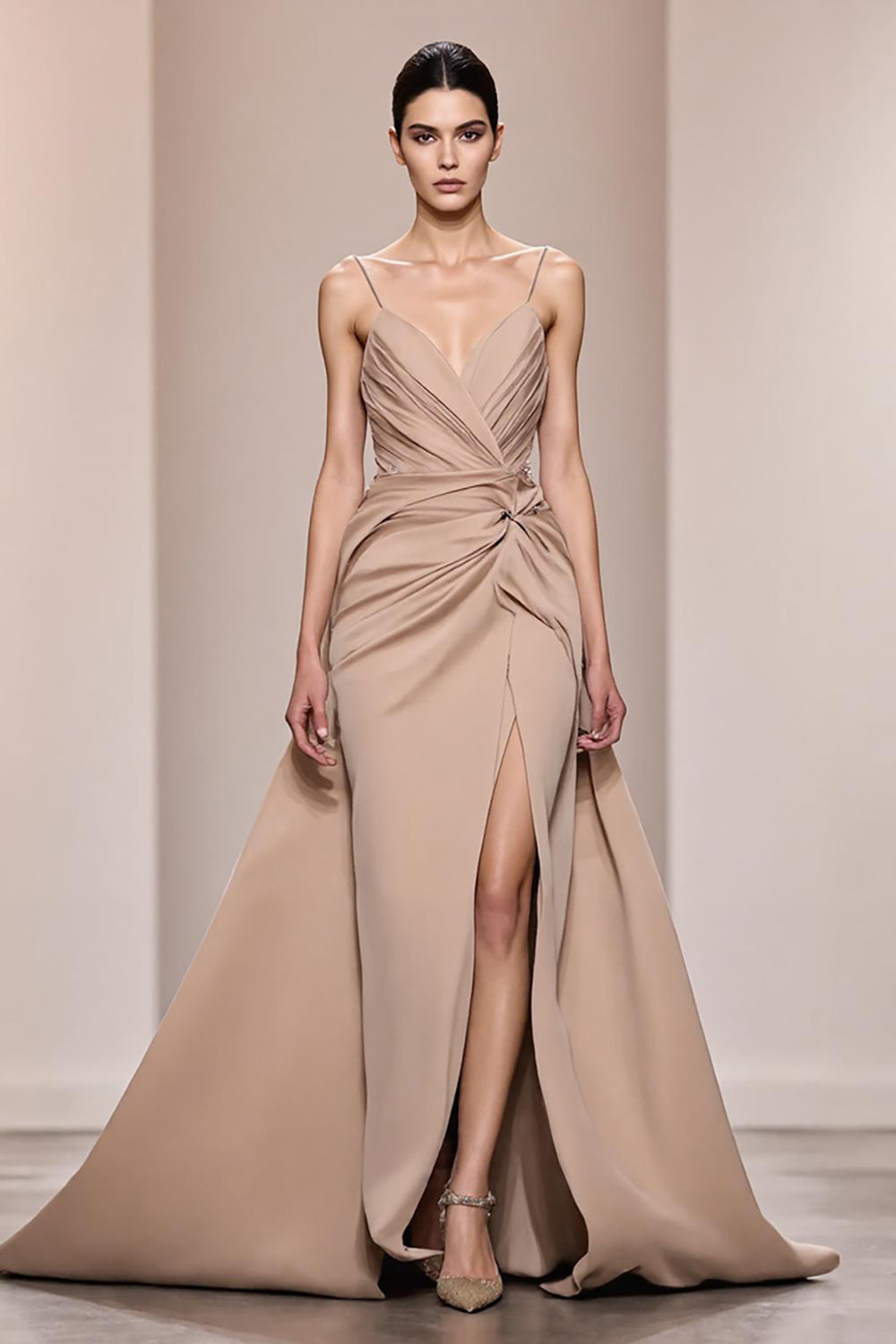 Robe de soirée longue froncée dos nu en satin champagne avec fente