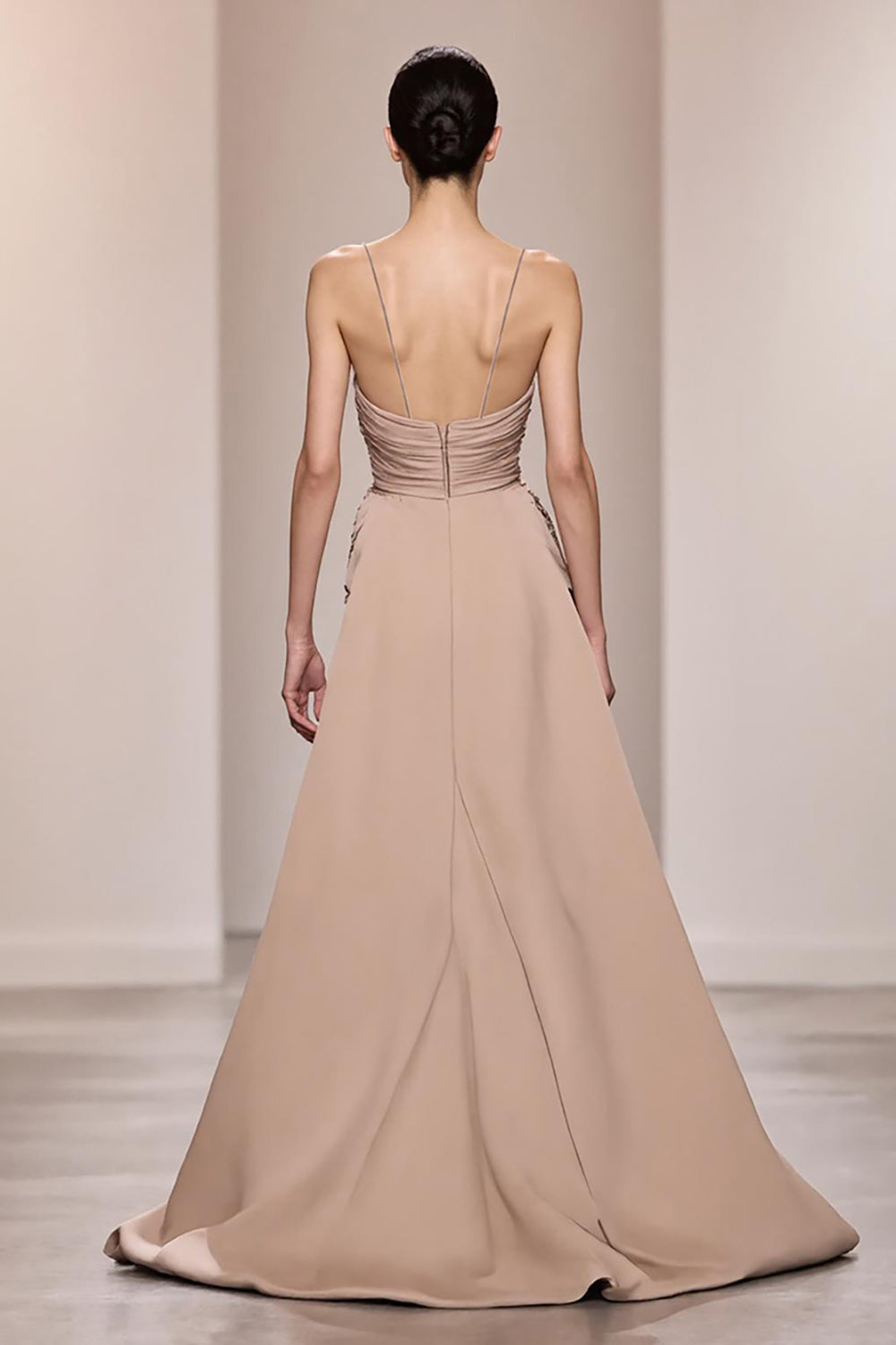 Robe de soirée longue froncée dos nu en satin champagne avec fente