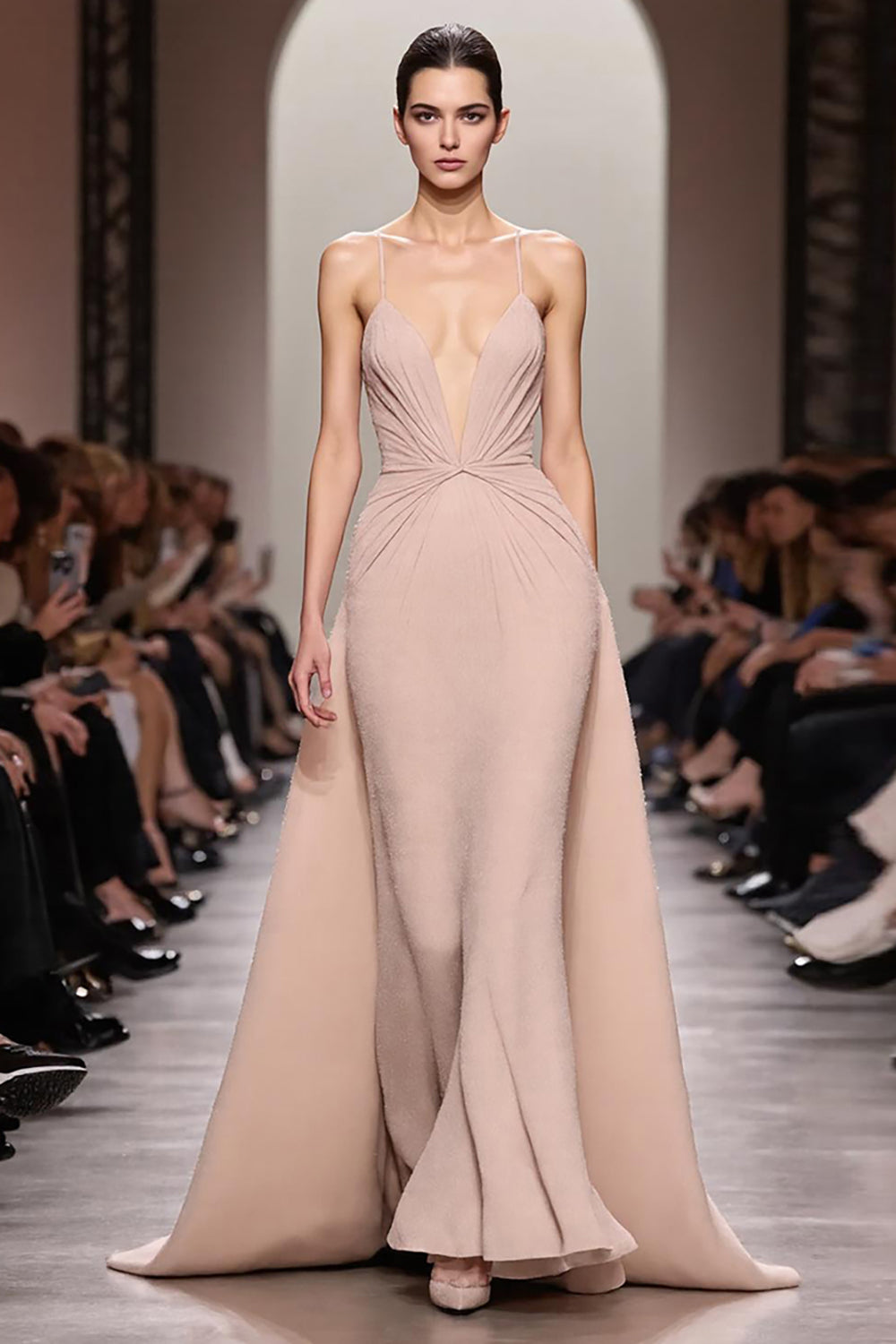 Robe de soirée longue en satin ivoire à bretelles spaghetti froncées
