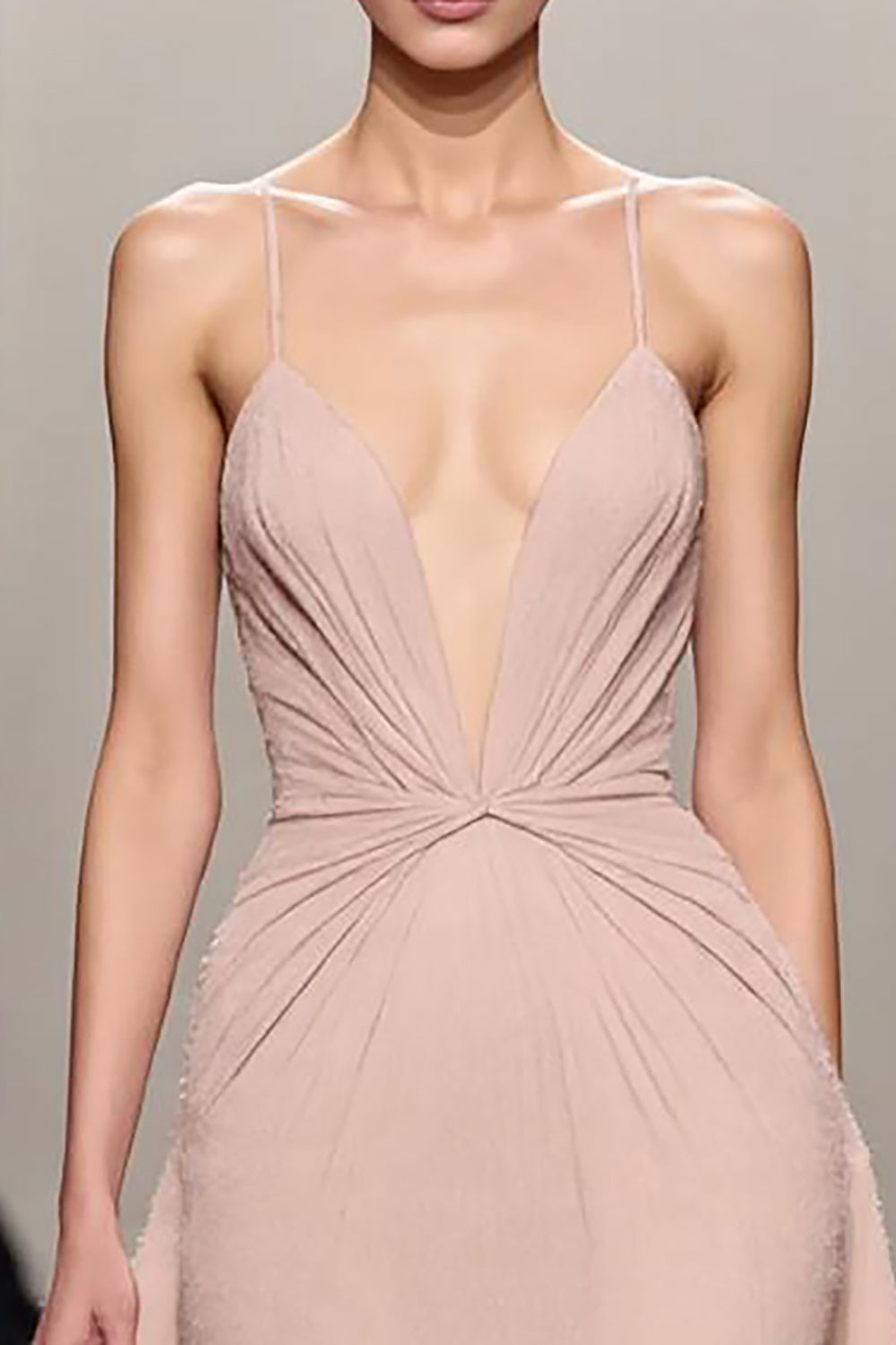 Robe de soirée longue en satin ivoire à bretelles spaghetti froncées