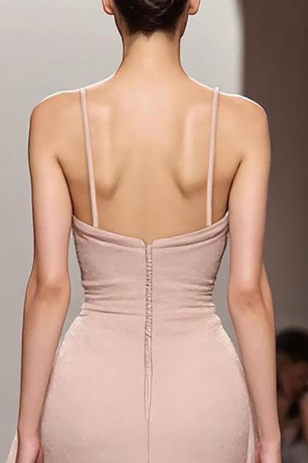 Robe de soirée longue en satin ivoire à bretelles spaghetti froncées