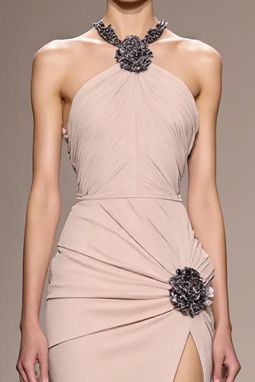 Robe de soirée longue dos nu en satin champagne avec perles