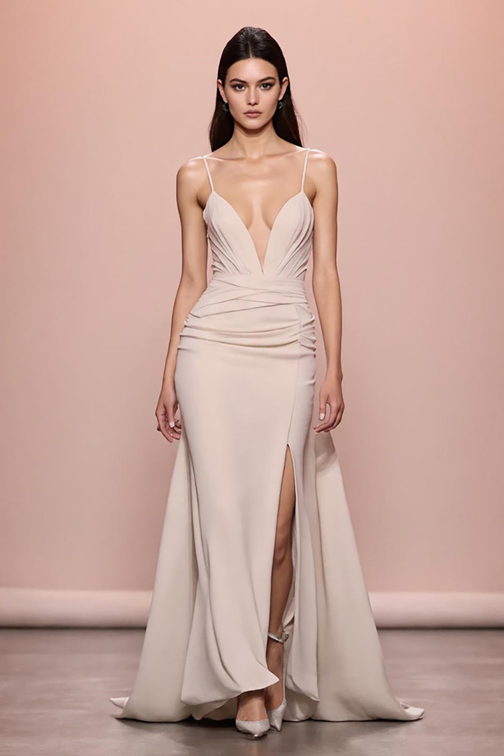 Robe de soirée froncée en satin fourreau ivoire avec fente