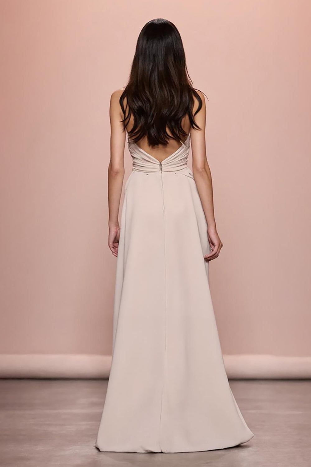 Robe de soirée froncée en satin fourreau ivoire avec fente