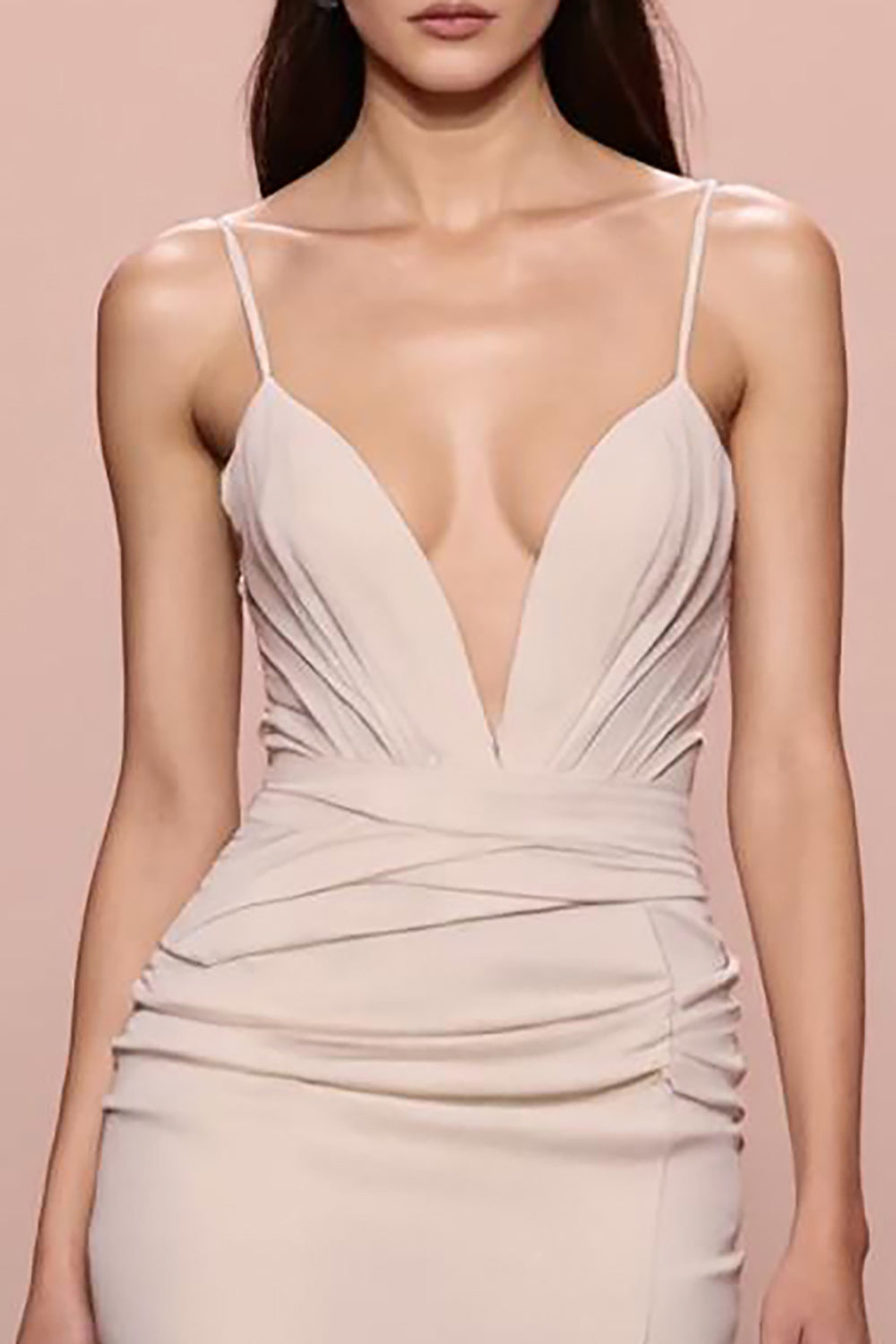 Robe de soirée froncée en satin fourreau ivoire avec fente