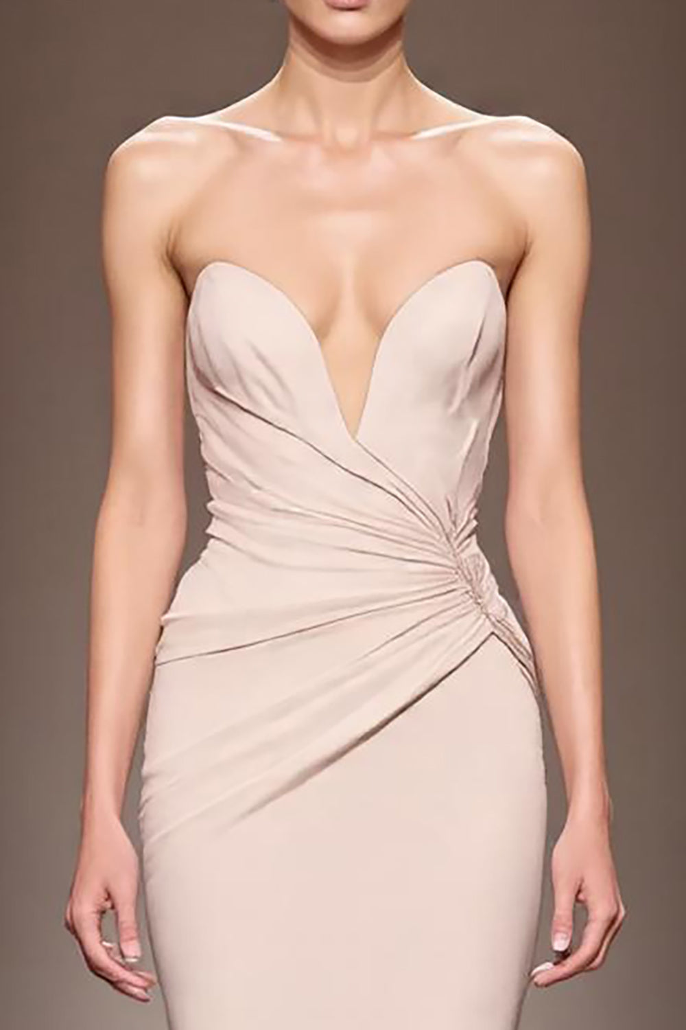 Robe de soirée longue sans bretelles en satin champagne