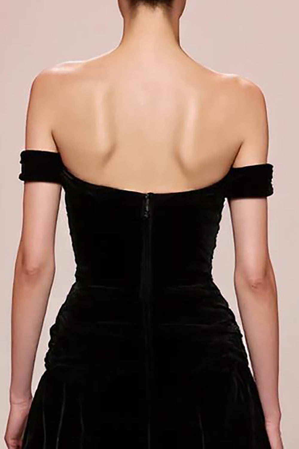 Robe de soirée longue en velours noir à épaules dénudées