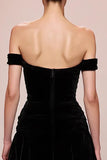 Robe de soirée longue en velours noir à épaules dénudées