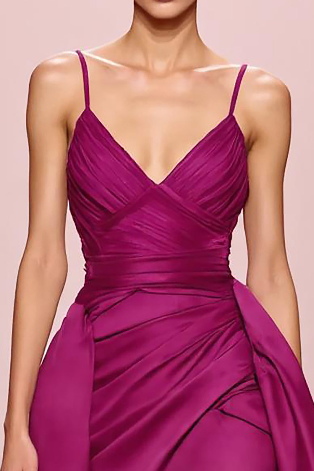Robe de soirée longue à bretelles spaghetti froncées en satin prune