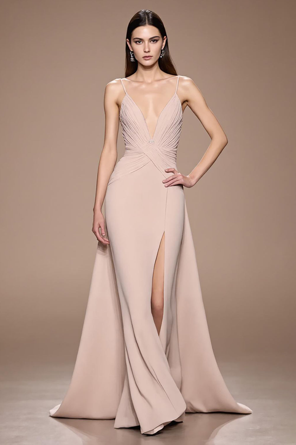 Robe de soirée maxi froncée en satin champagne avec fente