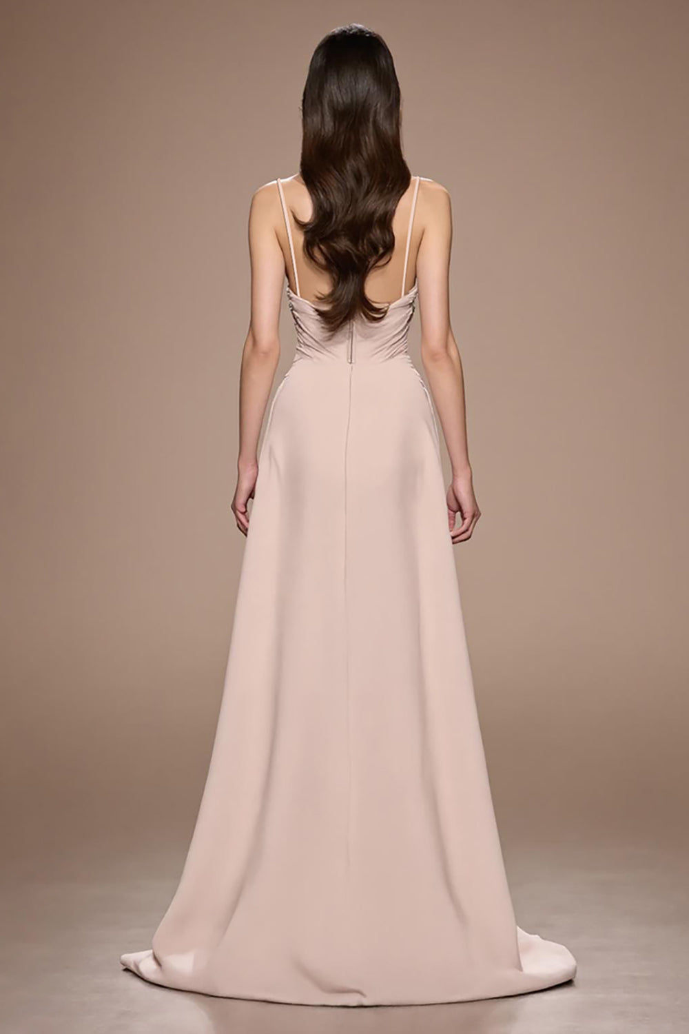 Robe de soirée maxi froncée en satin champagne avec fente