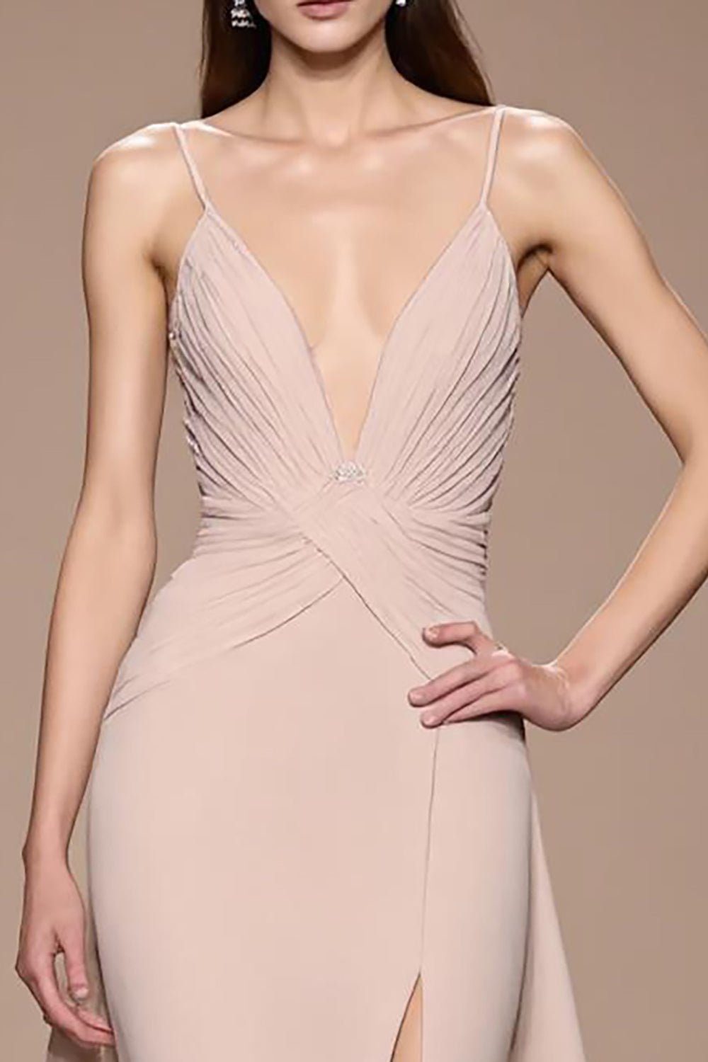 Robe de soirée maxi froncée en satin champagne avec fente