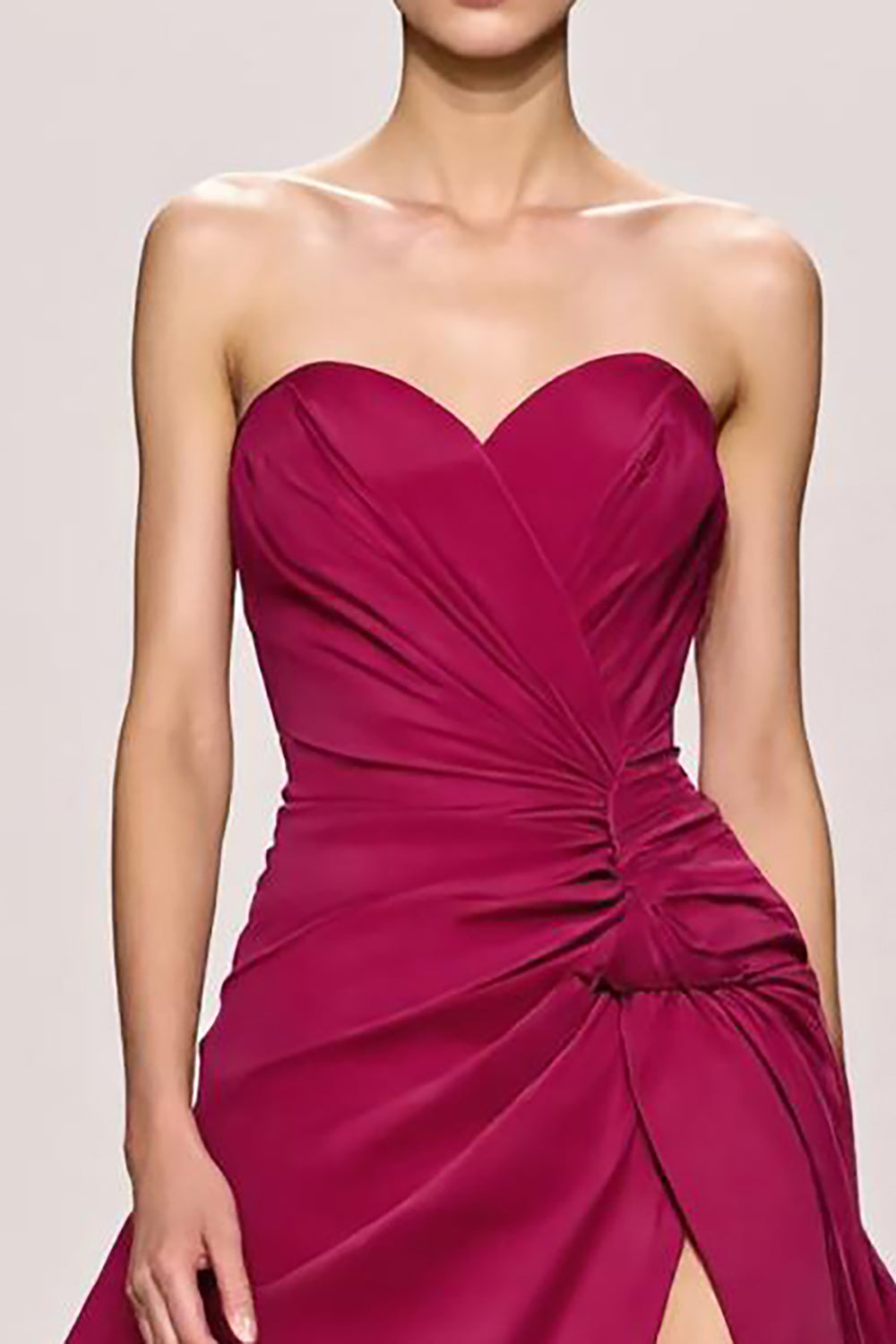Satin fuchsia Une ligne Ruchée Sans Bretelles Robe De Soirée Longue Avec Fente