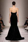 Robe de soirée longue sans bretelles en velours sirène noire