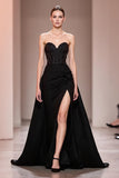 Robe de soirée en satin noir perlé avec fente