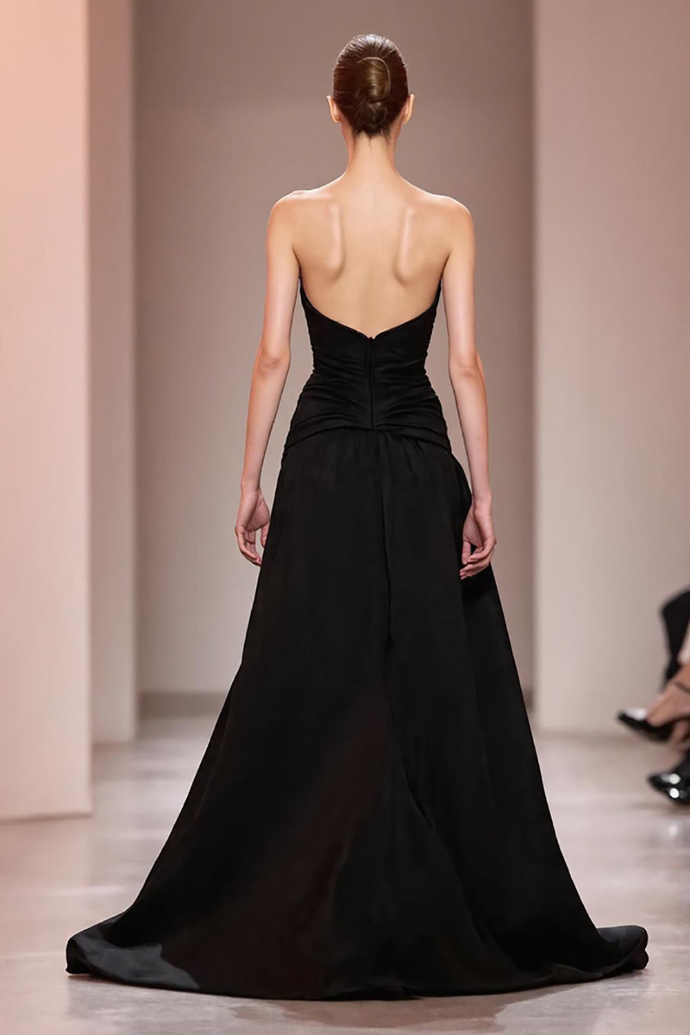 Robe de soirée en satin noir perlé avec fente