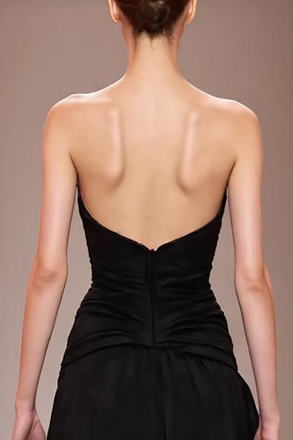 Robe de soirée en satin noir perlé avec fente