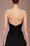 Robe de soirée en satin noir perlé avec fente