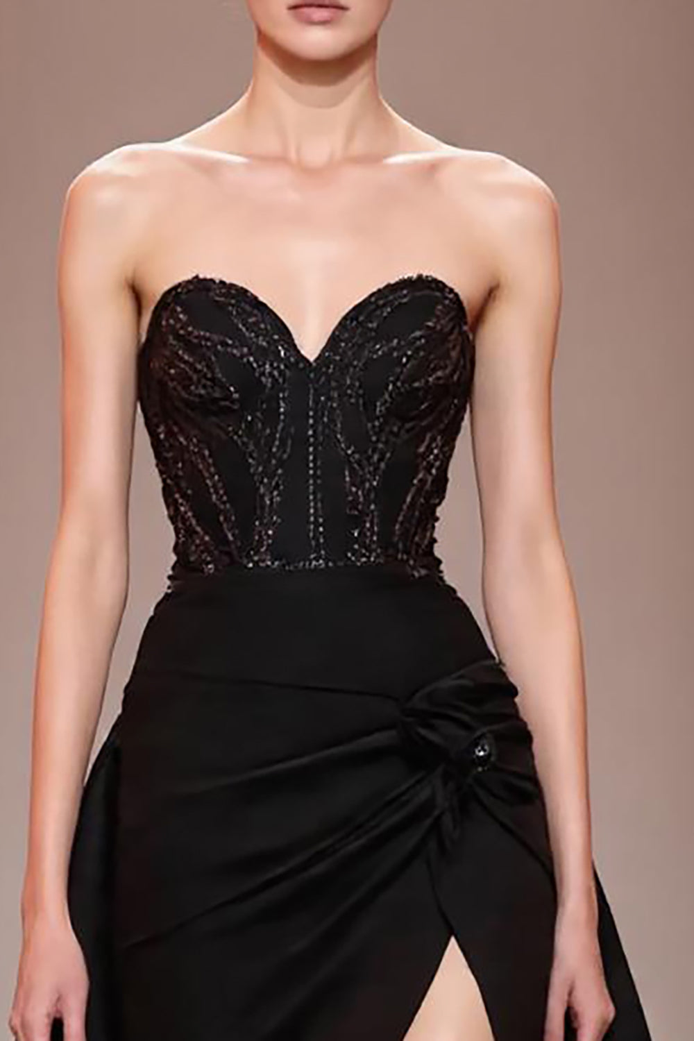 Robe de soirée en satin noir perlé avec fente