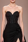 Robe de soirée en satin noir perlé avec fente